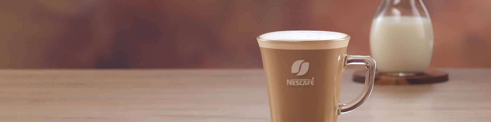 бокал с NESCAFÉ Флэт Уайт